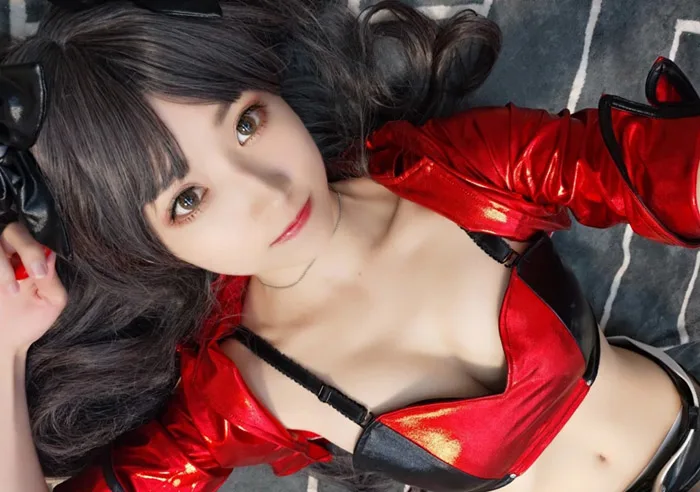Tohsaka Rin siêu gợi cảm trong bộ cosplay mới này