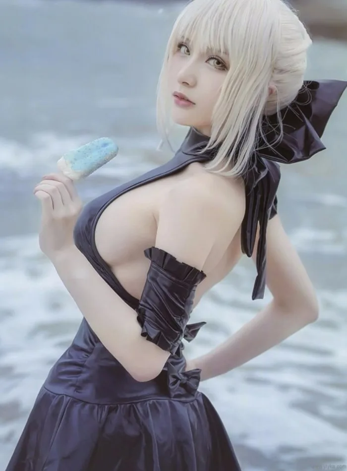 Nàng Saber Alter khoe thân hình cực nuột bên bờ biển khiến fan hâm mộ không  khỏi xao xuyến