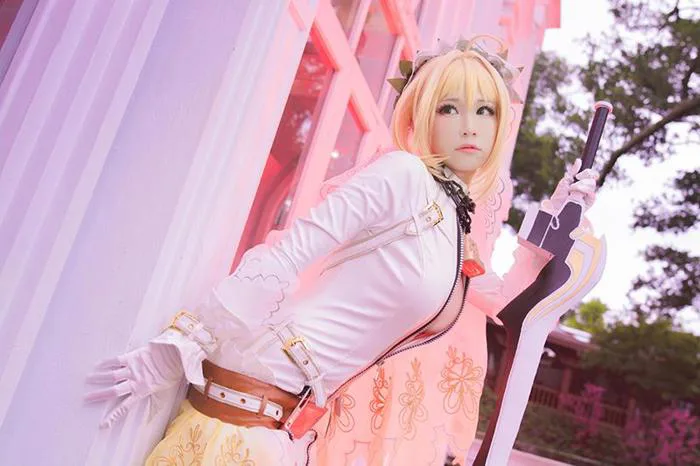 Mãn nhãn với bộ ảnh Cosplay Saber nhiều phiên bản đẹp không góc chết