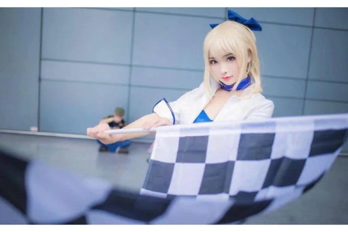 Bộ ảnh cosplay Saber sexy tinh khôi trong trang phục đua xe mới lạ
