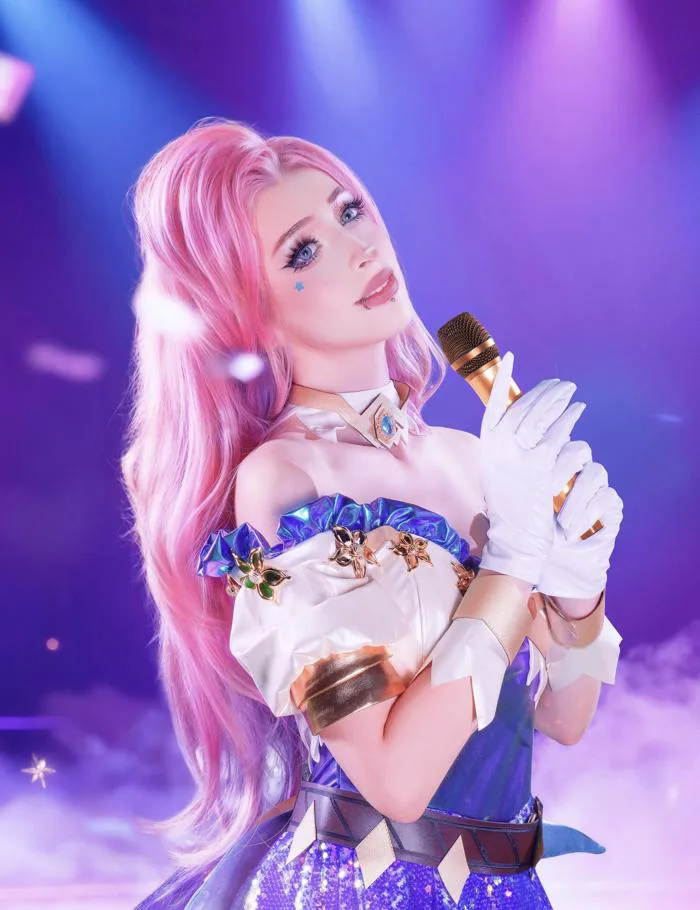 Seraphine Cosplay on stage!! 🩷 : r/SeraphineMains