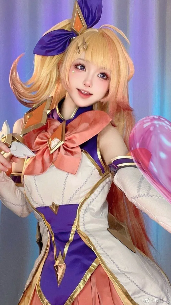 Gwen cosplay league | Seraphine cosplay, Strawberry hatsune miku cosplay,  Asian cosplay