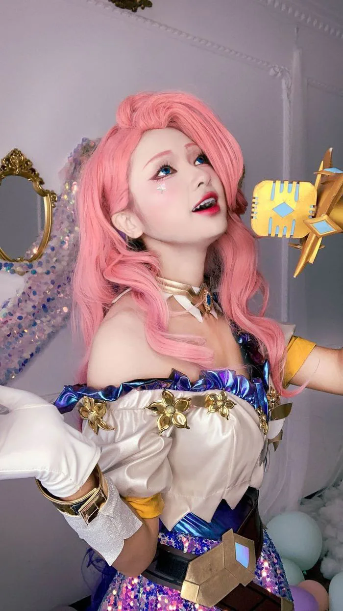 Seraphine cosplay