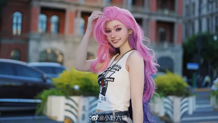 LMHT Cosplay: Ca Sĩ Mộng Mơ Seraphine này sẽ khiến bạn muốn 'one champ'  ngay lập tức - ONE Esports Vietnam | ONE Esports Vietnam