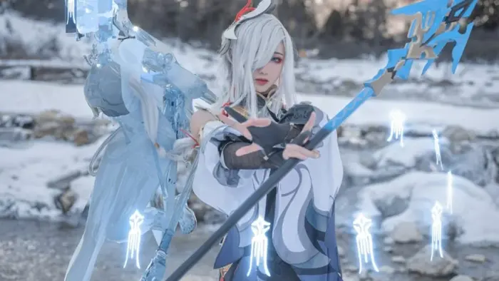 Graceful Shenhe cosplayer takes you to real-life Dragonspine | ONE Esports