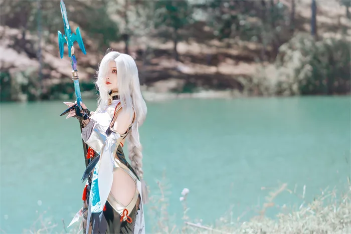 Nhân vật Shenhe đẹp sắc sảo qua bộ ảnh cosplay bởi Sayo Momo