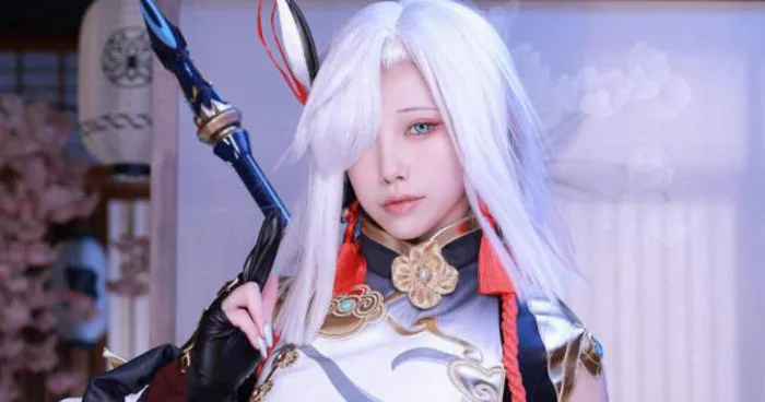 Cosplay thành Shenhe trong Genshin Impact, nữ coser khiến fan nam 'khó thở  cục bộ' vì quá táo bạo