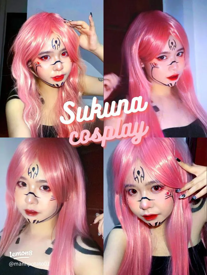 Cosplay Sukuna nữ tóc hồng, lens đỏ và họa tiết mặt cực ấn tượng