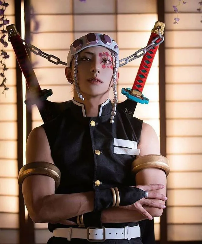 Demon Slayer Kimetsu no Yaiba 🗡 Uzui Tengen cosplayed by Brenthsu ~.~