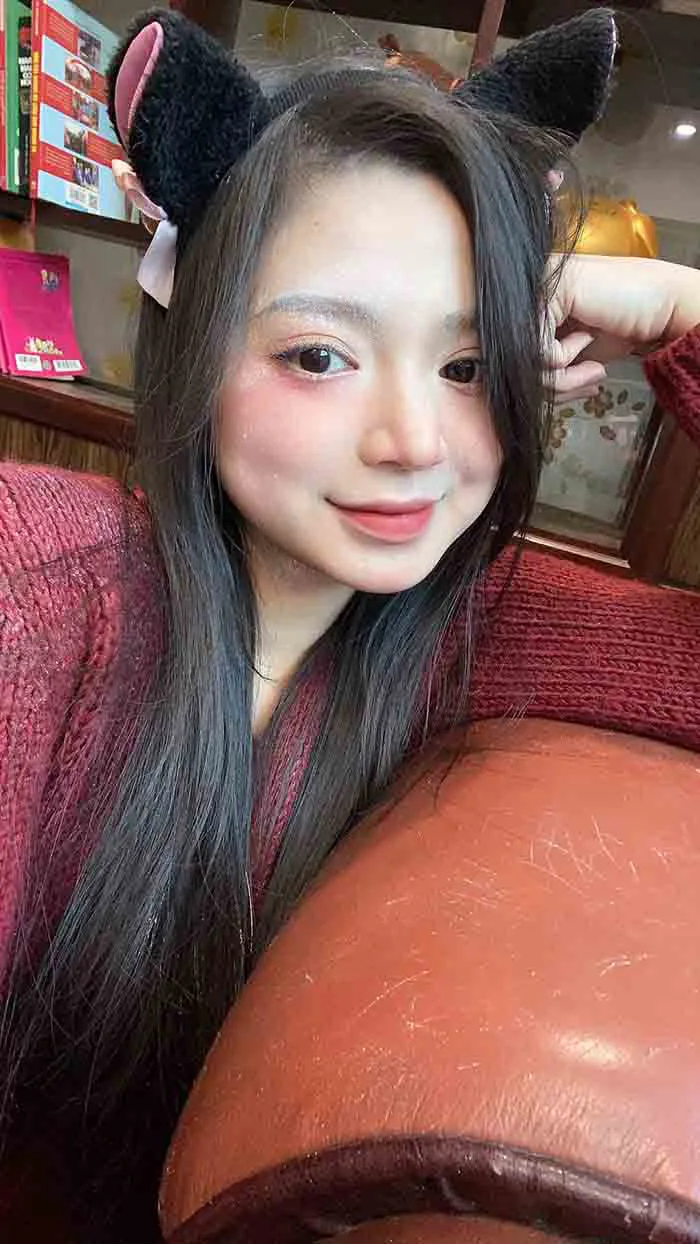 Từng cosplay Violet Huyết ma thần bốc lửa, nữ streamer đổi hình tượng e ấp  dịu dàng