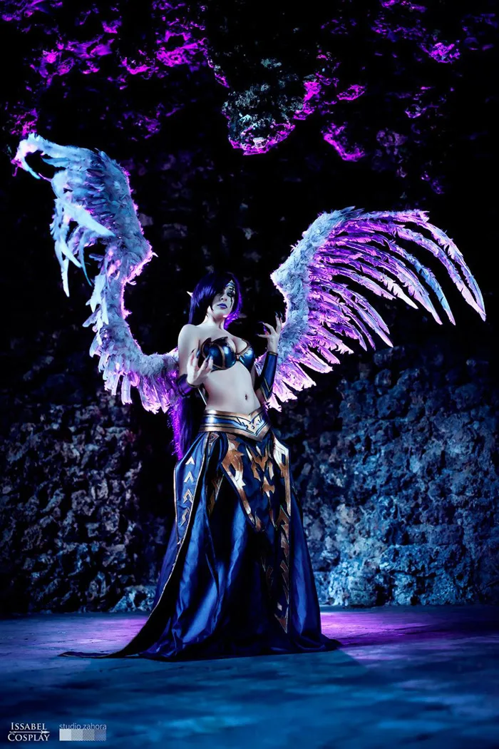 Issabel quyến rũ với cosplay Thiên Thần Sa Ngã