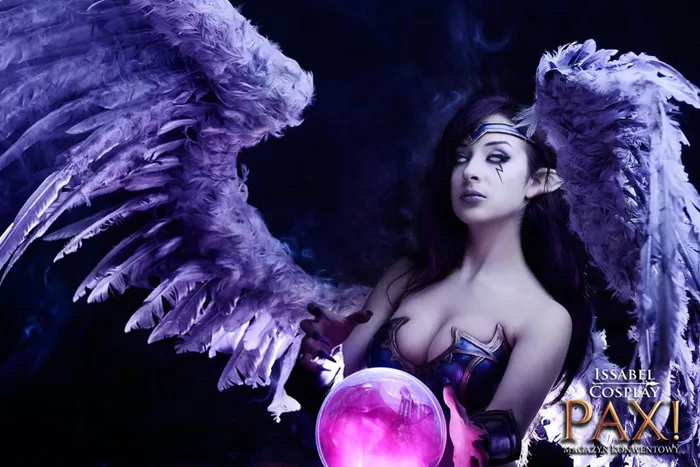Issabel quyến rũ với cosplay Thiên Thần Sa Ngã