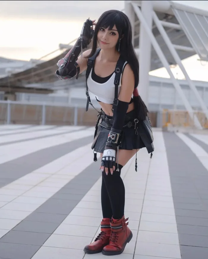 Cosplay Tifa bởi nymphahri Bạn thích ảnh nào hơn?🖤 : r/FinalFantasy