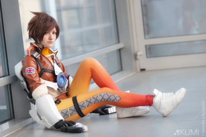 Tracer Cosplay in Stunning 4K Ultra HD – Overwatch's Iconic Hero Comes to  Life by KUMIcosplay | 4800x3200 | Wallpaper Abyss