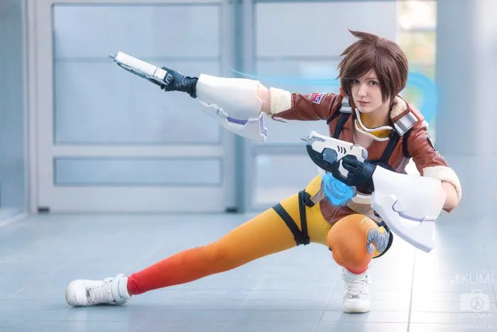 Tracer Cosplay Power Pose – Stunning 4K Overwatch Wallpaper by KUMIcosplay  | 5616x3744 | Wallpaper Abyss