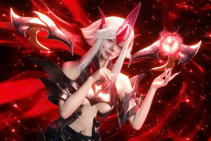 Cosplay Violet Huyết Ma Thần, cô gái chỉ dám biến hóa 50% nhưng vẫn khiến  fan nam chao đảo