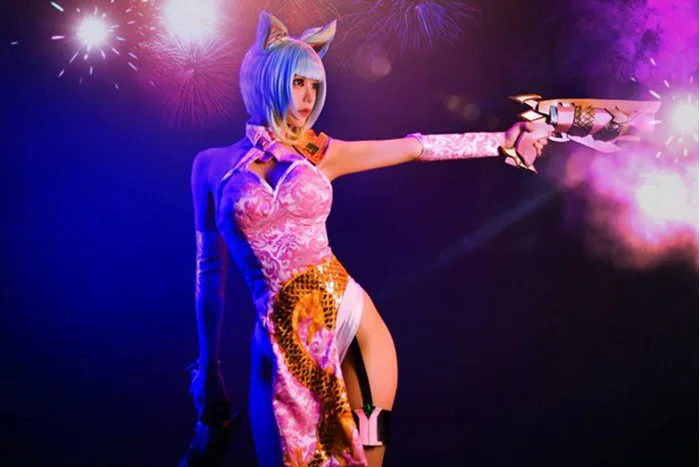Dân mạng mê mẩn với phiên bản cosplay xạ thủ Violet Pháo Hoa Neon siêu lung  linh