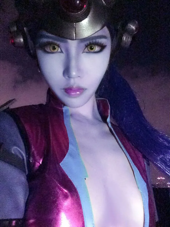 Overwatch: Julia tiếp tục 'gây bão' với cosplay Widowmaker