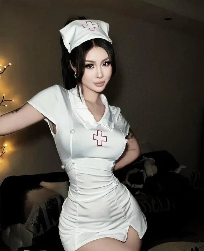 999+ Ảnh cosplay y tá khiến bạn “đứng hình” vì quá quyến rũ