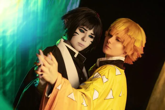 self] Tao và bạn tao cosplay Zenitsu và Kaigaku : r/KimetsuNoYaiba