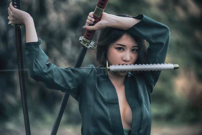 One Piece: Chảy máu mũi với phiên bản cosplay kiếm sĩ Zoro cực nóng bỏng của fan nữ