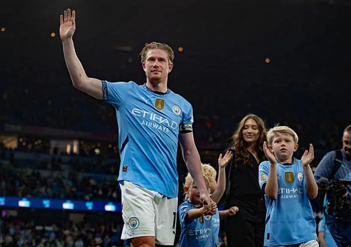 HLV Pep Guardiola bật khóc khi chia tay Kevin De Bruyne | Báo Dân trí