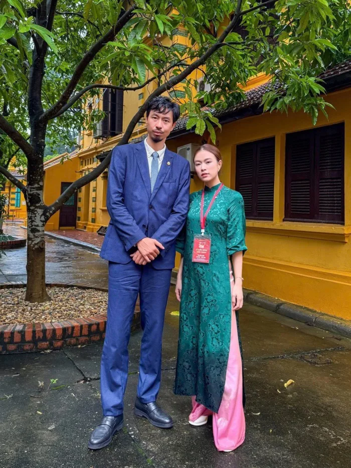 Hoàng Thùy Linh đăng ảnh bên Đen Vâu