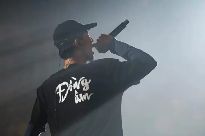 ĐEN VÂU - CHÀNG RAPPER CHÂN CHẤT VỚI CA TỪ ĐẬM MÀU “ĐỜI” - Revu Vietnam