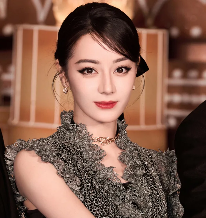 Chuyện gì đang xảy ra với Địch Lệ Nhiệt Ba?