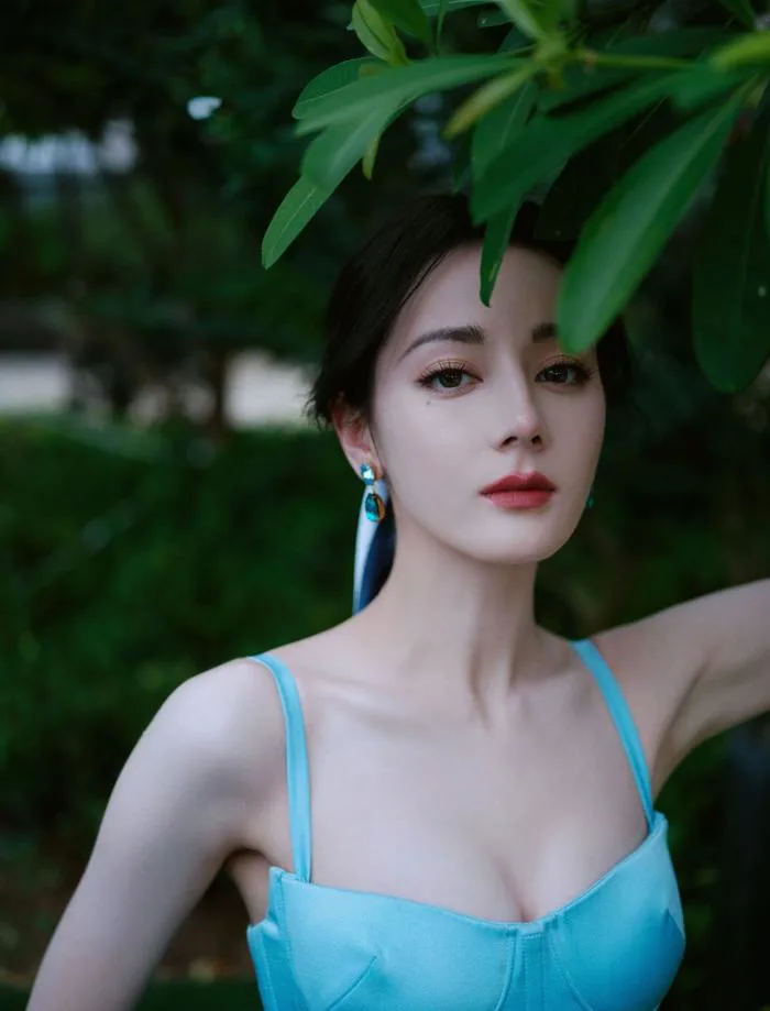 Địch Lệ Nhiệt Ba: Xinh đẹp, nổi tiếng, trái ngược với diễn xuất | Báo Dân  trí