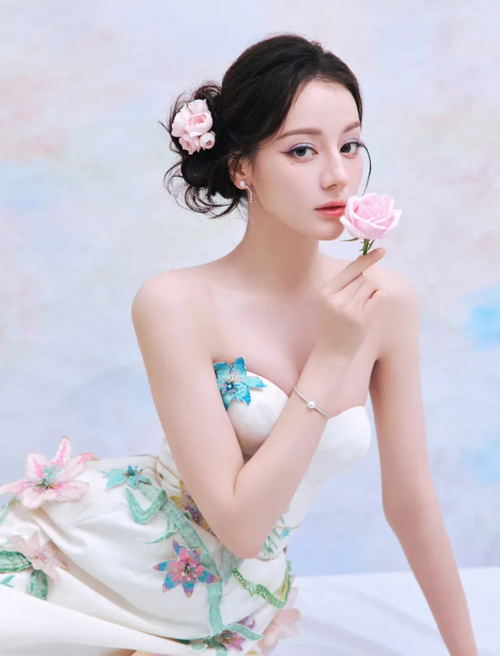 Địch Lệ Nhiệt Ba gây sốt với màu mắt cầu vồng