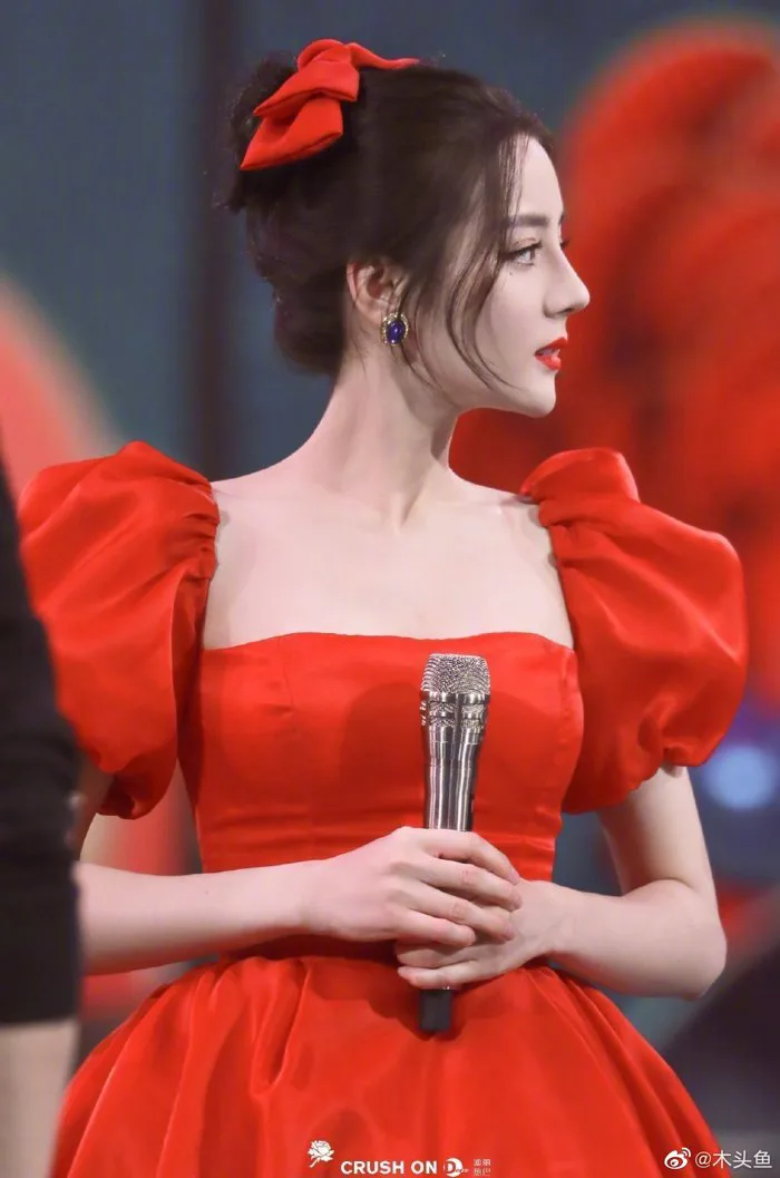Sốt xình xịch” loạt ảnh Địch Lệ Nhiệt Ba tại Gala đón Tết: Góc nghiêng xuất  sắc, visual đỉnh như công chúa Disney