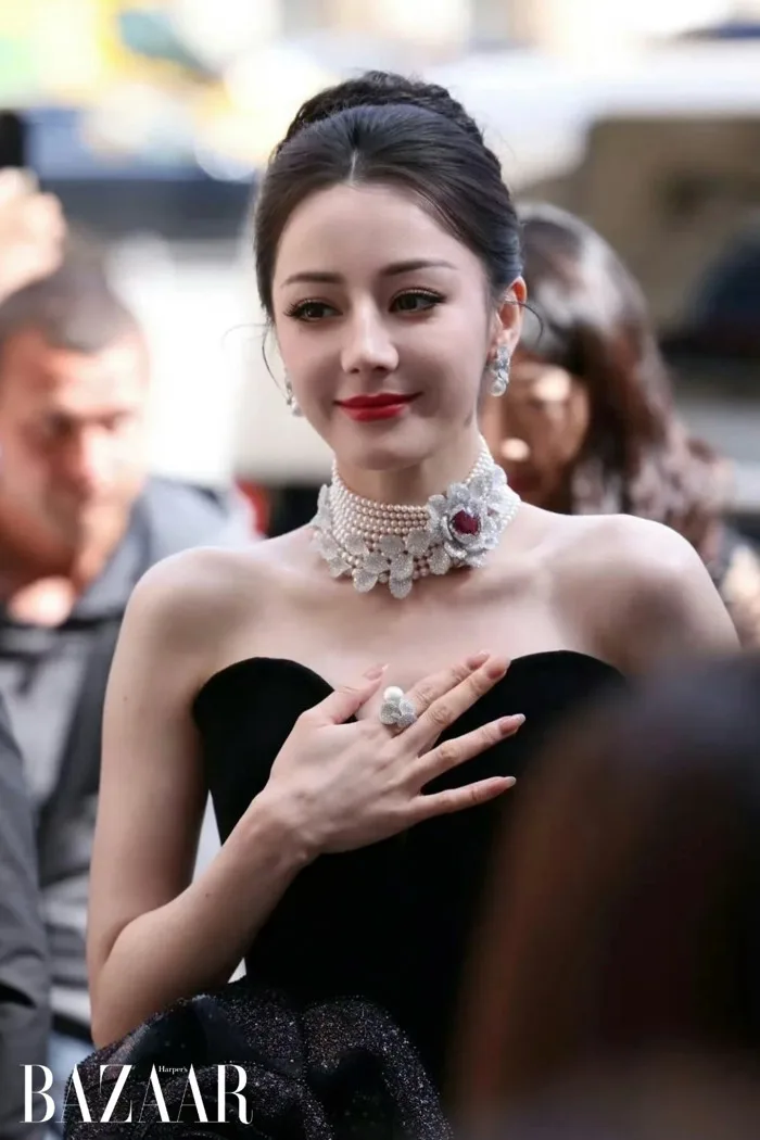 Công chúa ngọc trai Địch Lệ Nhiệt Ba nở rộ giữa Paris cùng Mikimoto |  Harper's Bazaar Việt Nam