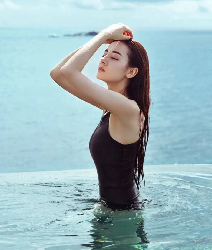 Loạt ảnh Địch Lệ Nhiệt Ba hiếm hoi mặc táo bạo dưới nước khoe vẻ đẹp nữ  thần bất ngờ bị đào lại