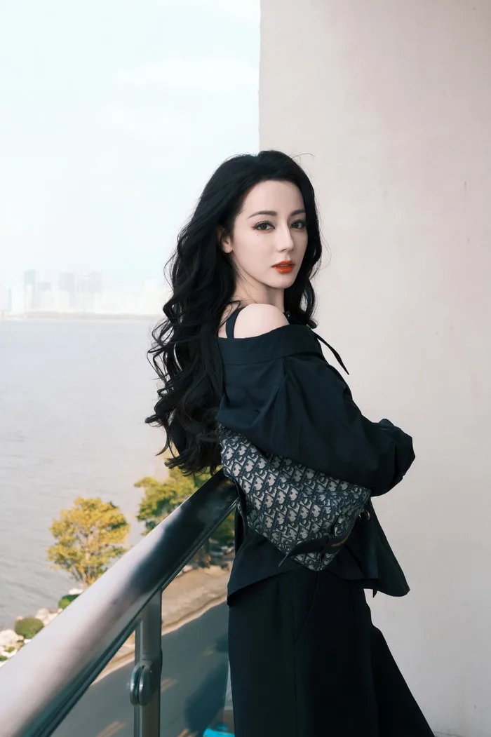 Địch Lệ Nhiệt Ba hết thời? - Saostar.vn