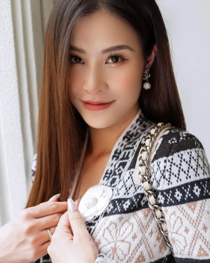 Đông Nhi lên tiếng khi bị tố cướp kênh Youtube của Fan - Báo Người Lao Động