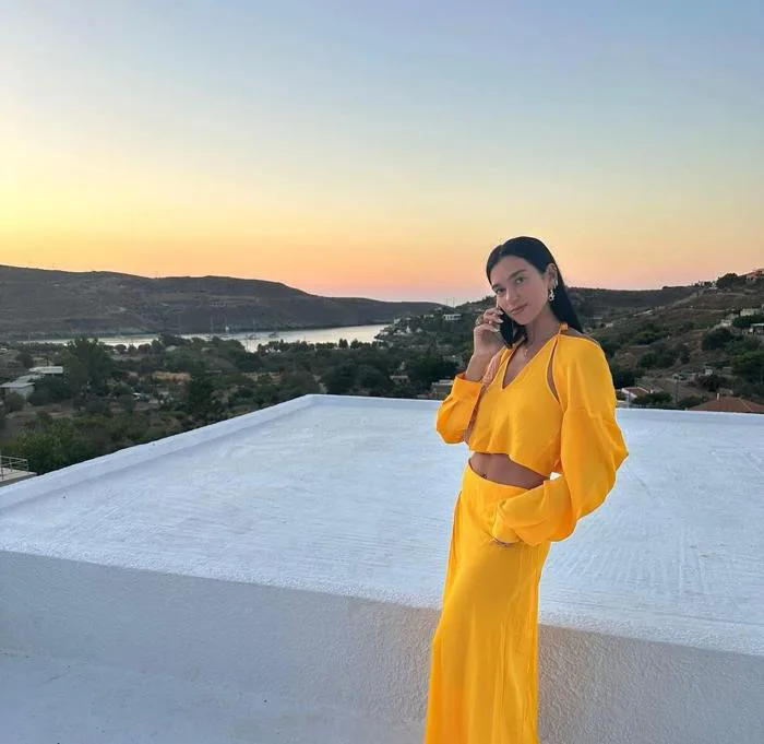 Dua Lipa khoe phong cách thời trang từ thanh lịch đến gợi cảm