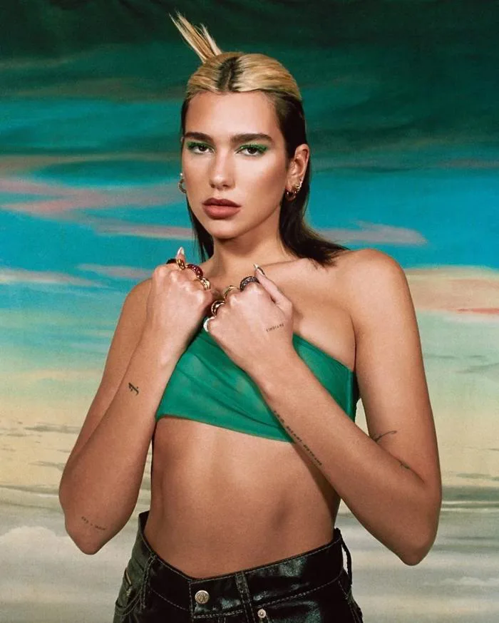 Bí mật đằng sau vẻ đẹp quyến rũ tự nhiên của Dua Lipa | ELLE