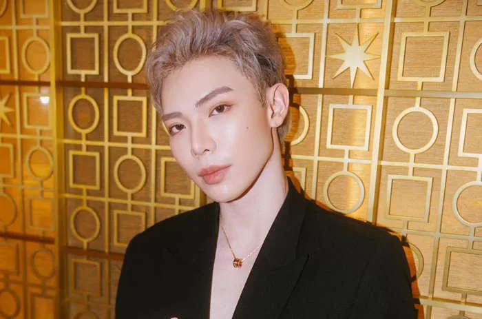 Erik xin lỗi sau sự cố té ngã trong show âm nhạc