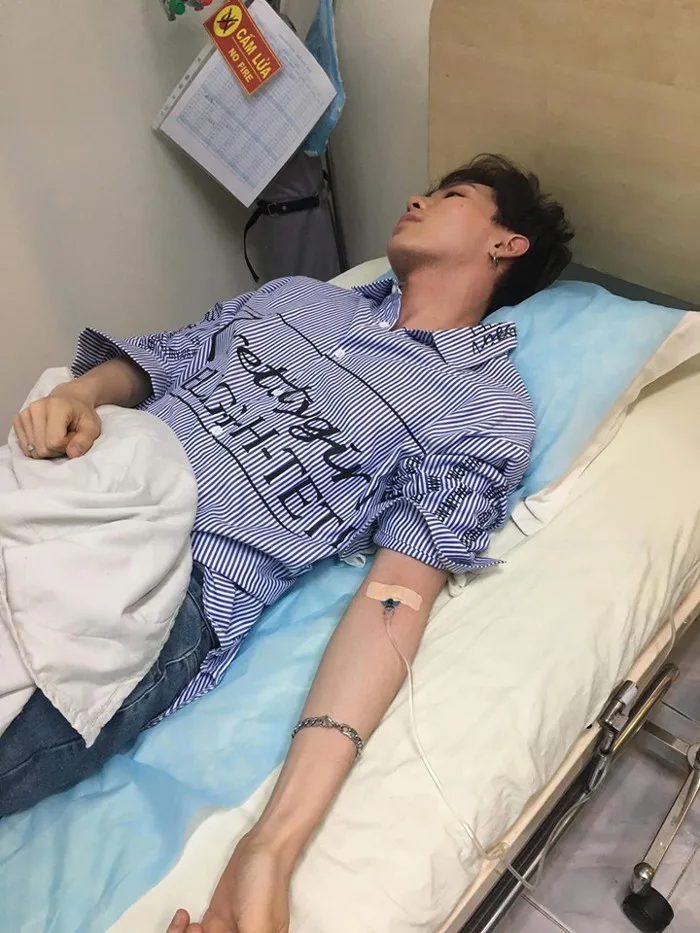Erik bất ngờ chia sẻ hình ảnh phải truyền nước, người hâm mộ lo lắng không  biết chuyện gì xảy ra?