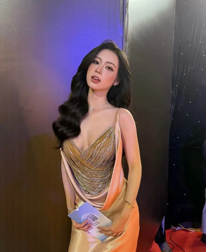 Lọ Lem suýt mất hạng bởi gái xinh 2k5 đang hot