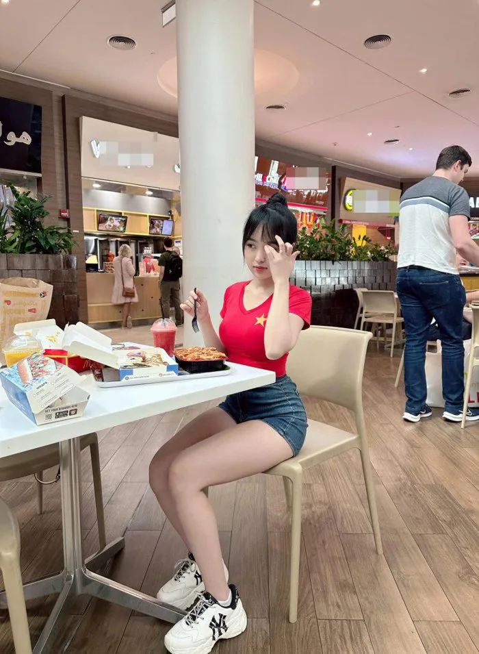 Hotgirl đi ăn gà rán bị chụp lén, mặc giản dị chỉ hở mỗi chân vẫn bật đường  cong chuẩn chữ S