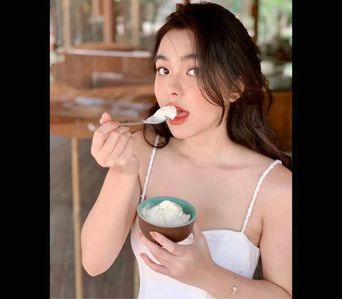 Vô tình bị chụp lén khi ăn kem, cô nàng trở thành hiện tượng nhan sắc giới  hot girl Việt