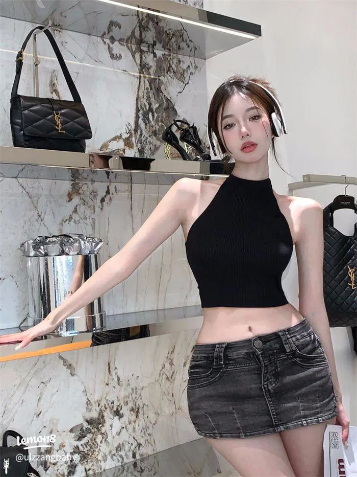 Áo croptop sexy mùa hè: cách mix đồ nóng bỏng mà vẫn tinh tế