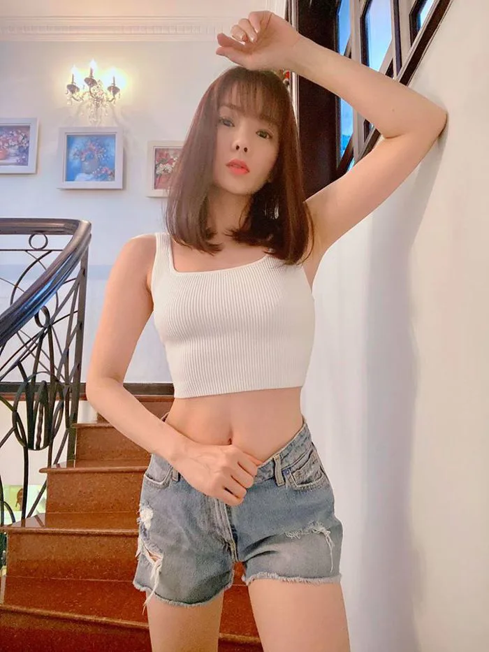 Muôn cách mặc áo crop top xinh xắn của sao Việt