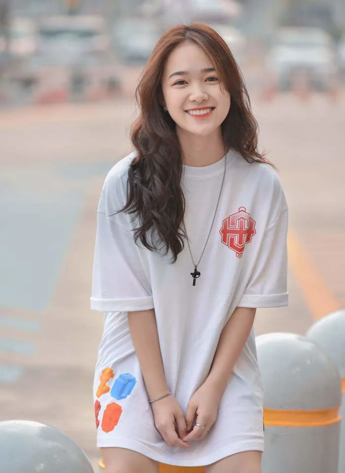 Diện áo dài trắng chụp ảnh kỷ yếu xinh như thiên thần, cô gái này hot nhất hôm nay!