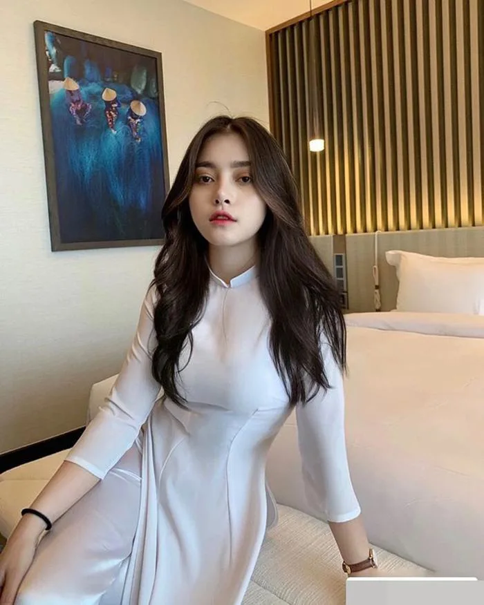 Cô gái nổi tiếng vì mặc áo dài quá đẹp, ảnh đời thường còn bất ngờ hơn | Báo Dân trí