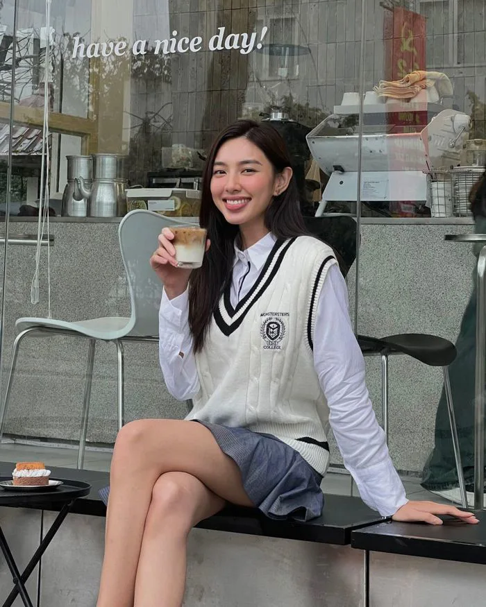 Mẹo mix áo sơ mi trắng đơn giản trở nên cuốn hút của nàng hậu Thùy Tiên