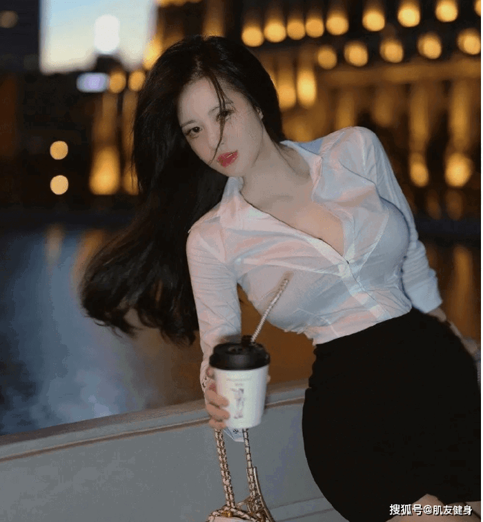 Cô gái mặc áo sơ mi vẫn không thể giấu được dáng người hoàn hảo