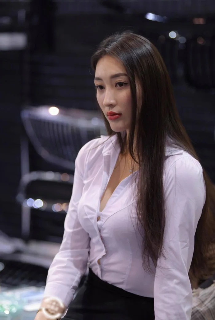 Áo sơ mi trắng của cô nàng xinh đẹp khiến người nhìn bối rối